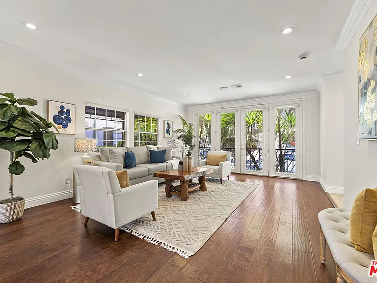 1114 S La Peer Dr — Photo 2