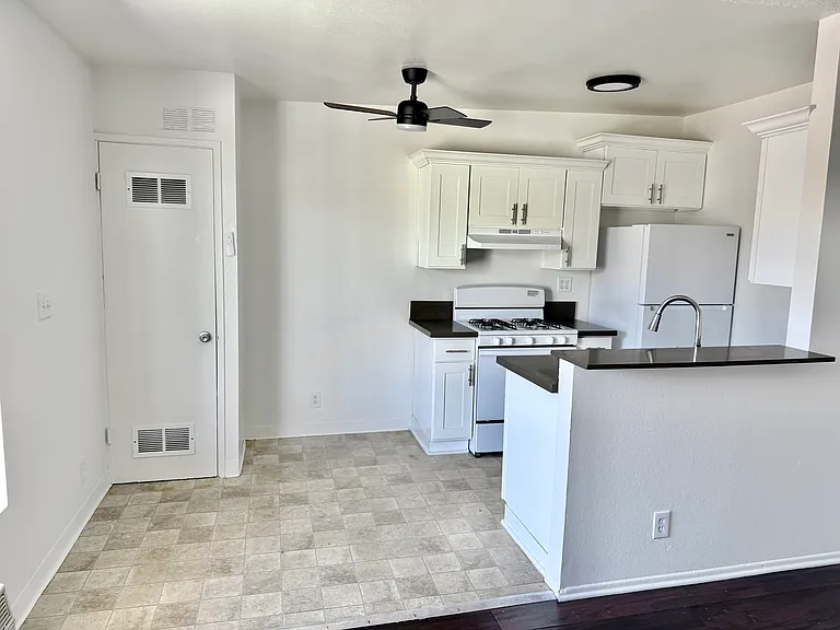 11959 Runnymede St #19 — Photo 4