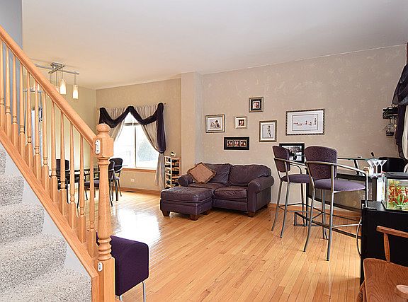 2nd image of 910 Jeri Ln