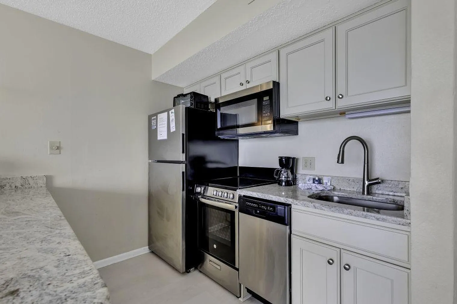 1 bed, 1.0 bath, 645 sqft, $2,577 — Photo 3