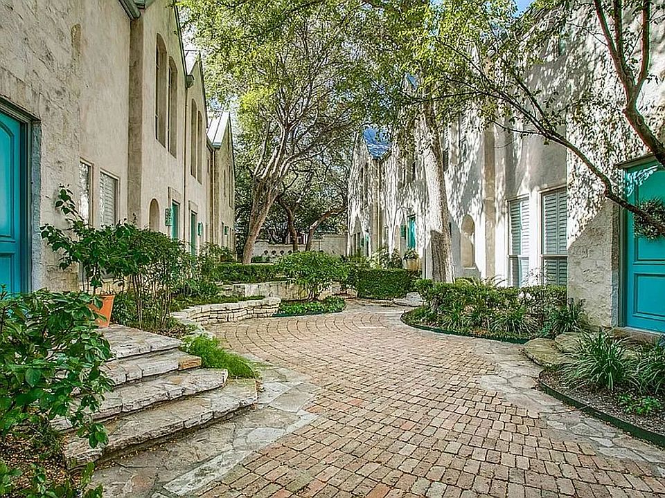 La Villita Heights courtyard