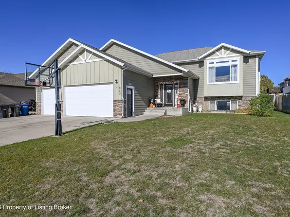 1925 Canyon Dr, Dickinson, ND 58601