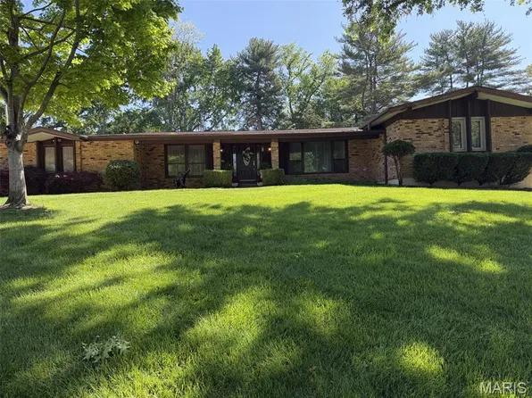 14167 Parliament Dr, Chesterfield, MO 63017