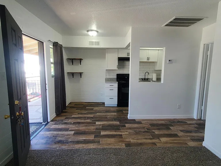 1938 E Adams St #6 — Photo 3