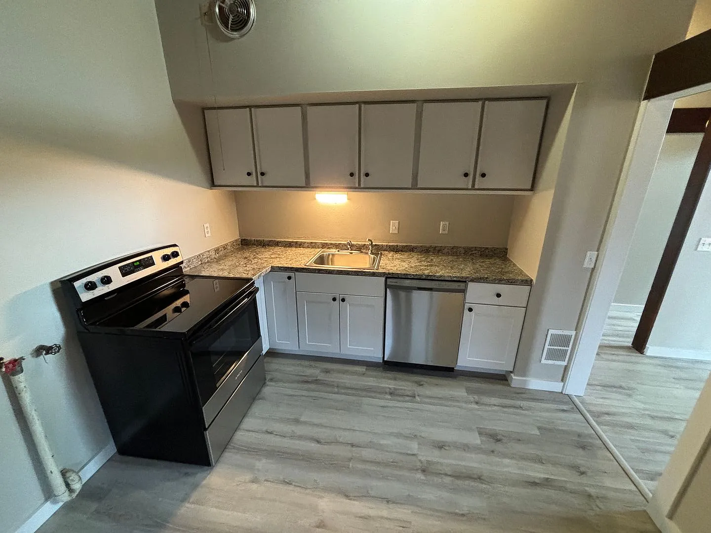 1208 Birch Ave 1-8 — Photo 3