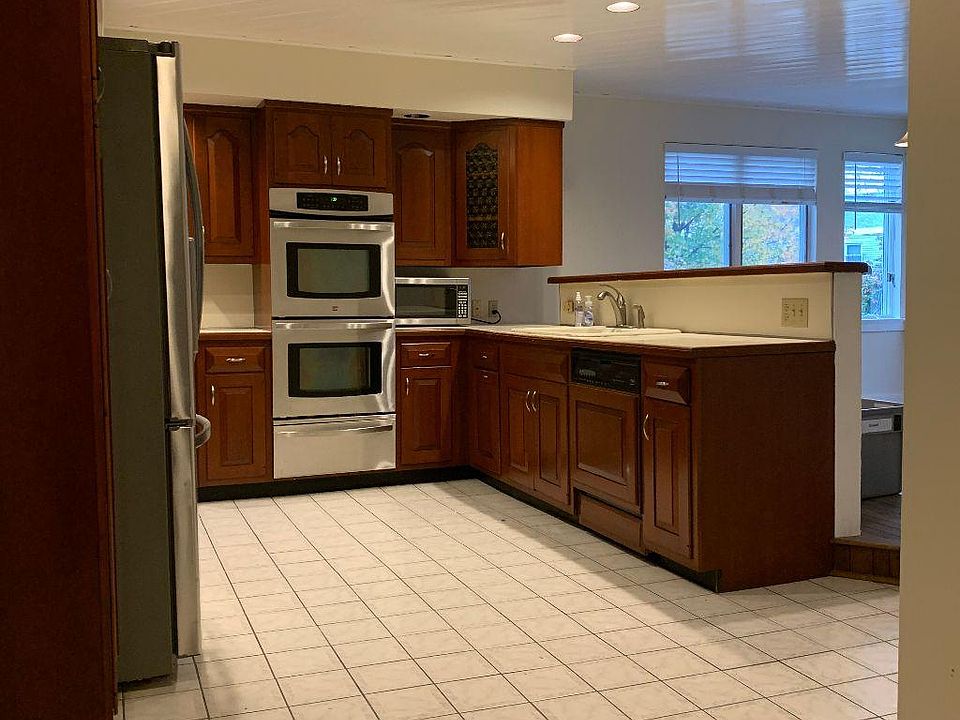 1st image of 17 Courtland St Floor 1