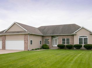 3017 Peaceful Dr, Riverside, IA 52327
