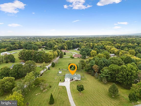 2nd image of 722 Acorn Cir