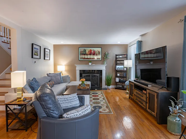2 Lowther Pl — Photo 14