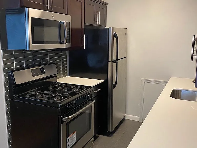 Cameron Apartments — Photo 6