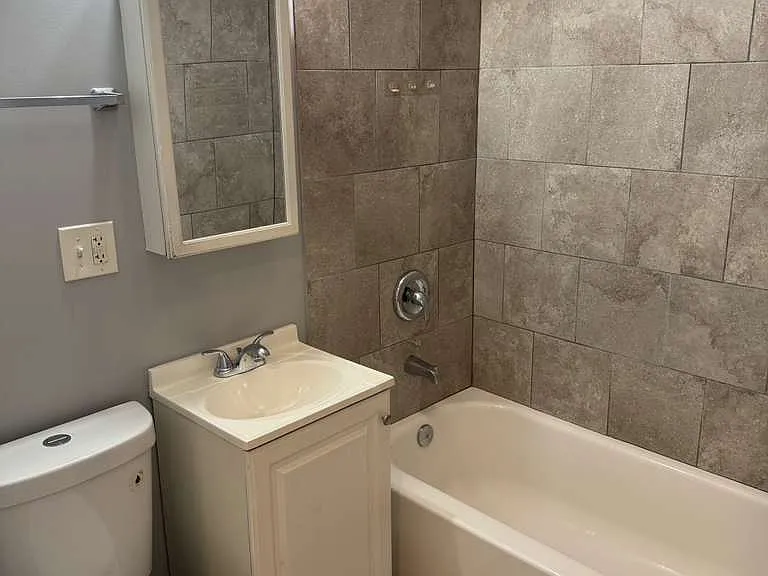 823 S 19th Ave — Photo 2