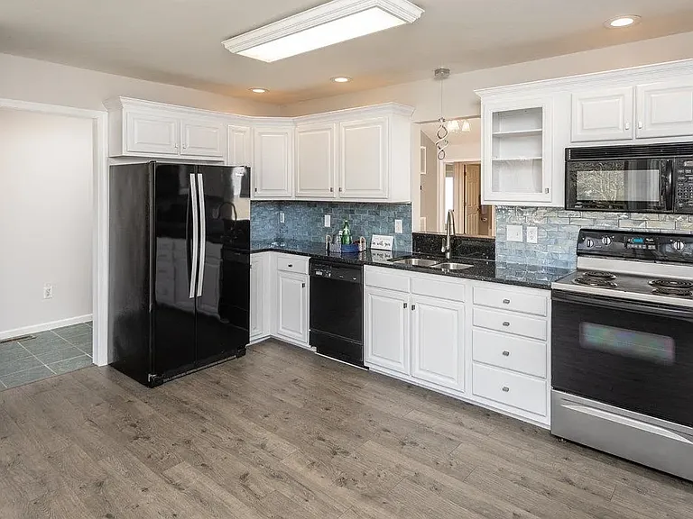 348 Diana Ct — Photo 11