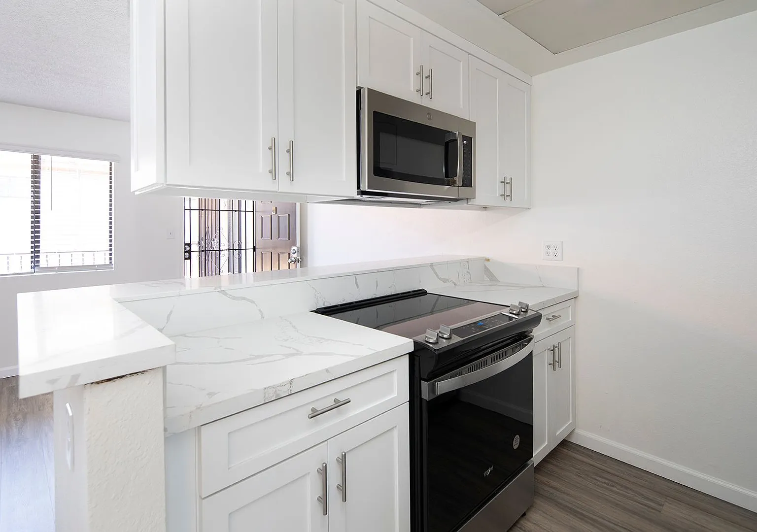 Stephanie Apartments — Photo 4