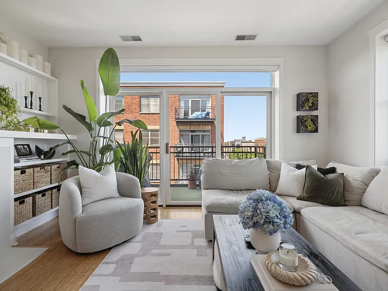 2310 W Saint Paul Ave #501 — Photo 14