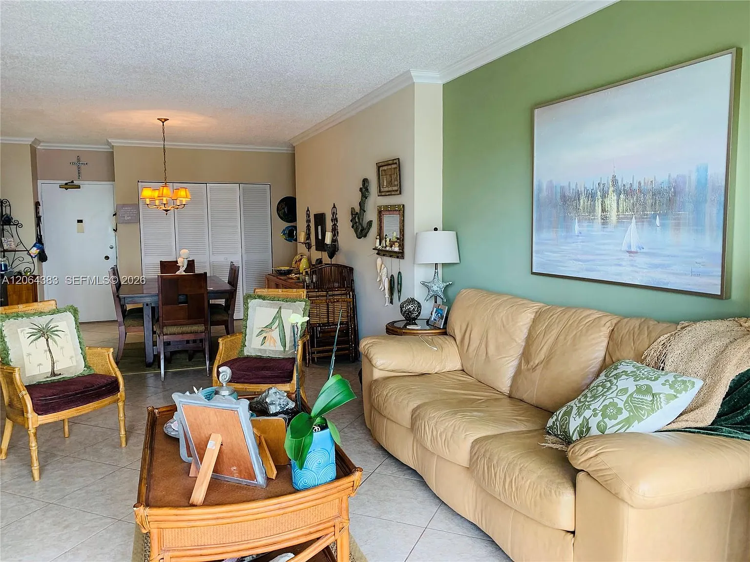 Hemispheres Condo — Photo 4