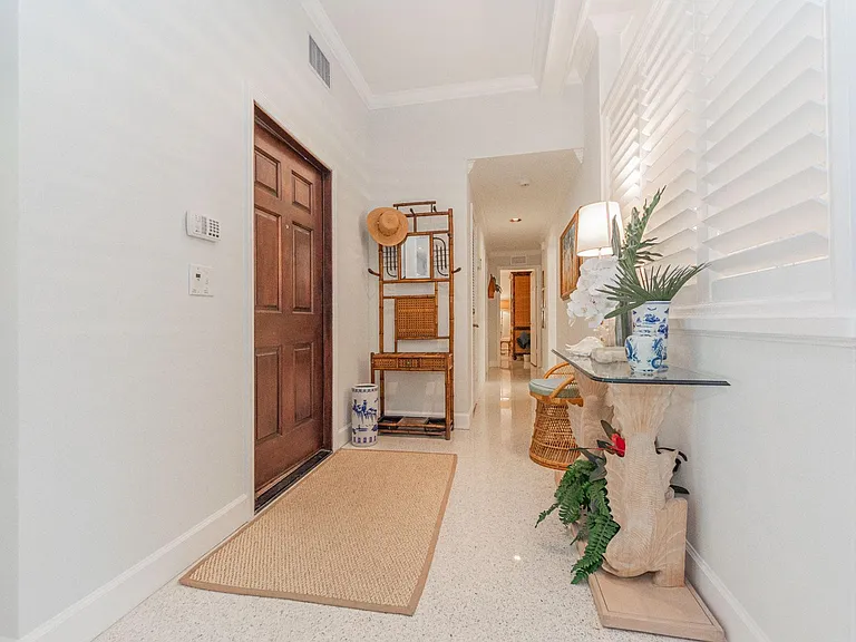 910 Seagrape Ln — Photo 4