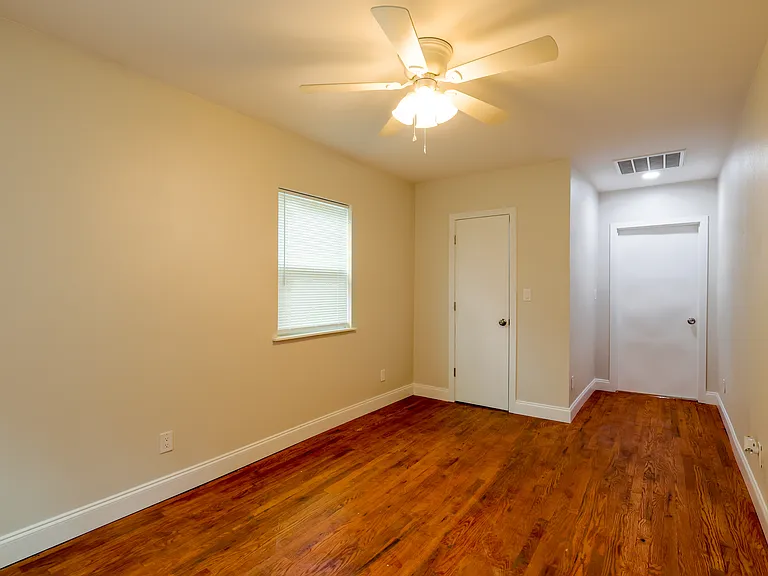 2114 Harlandale Ave — Photo 3