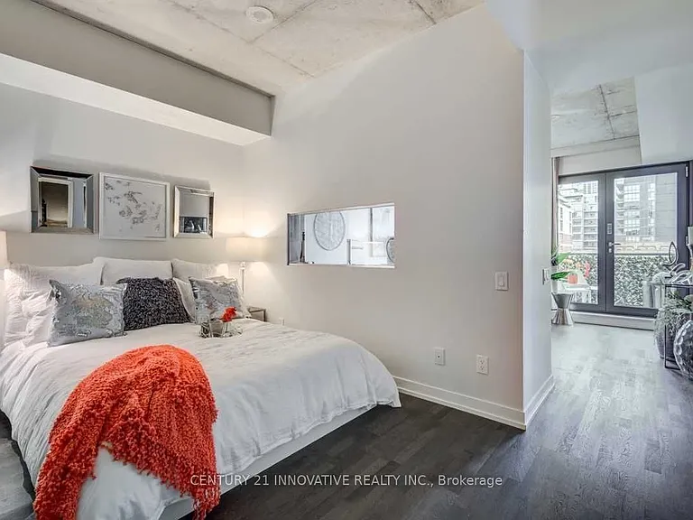 560 King St W #408 — Photo 9