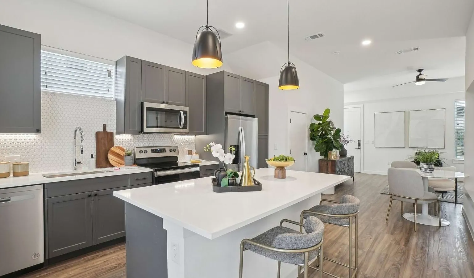 1 bed, 706 sqft, $1,449 — Photo 4
