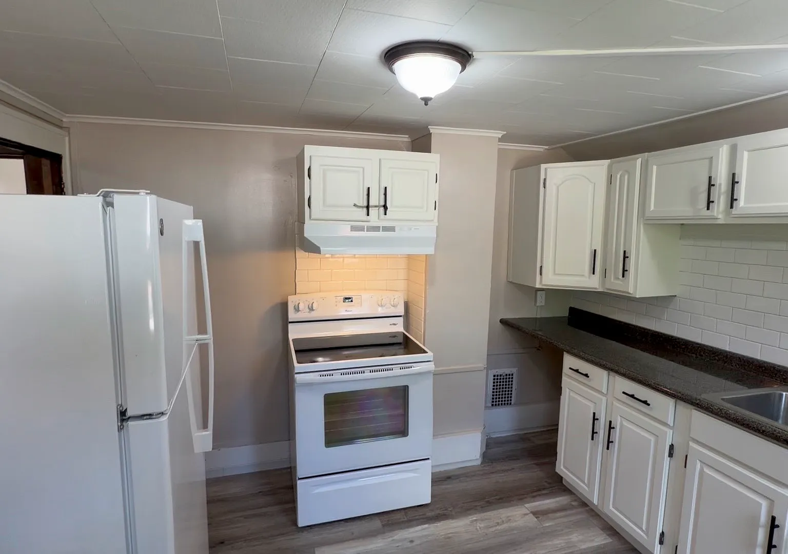1 bed, 780 sqft, $1,350 — Photo 2
