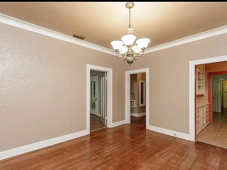 208 E Ligustrum Blvd — Photo 2
