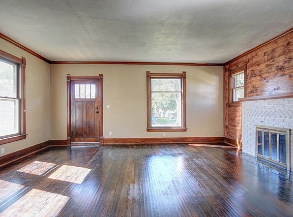 4th image of 215 E Orleans St