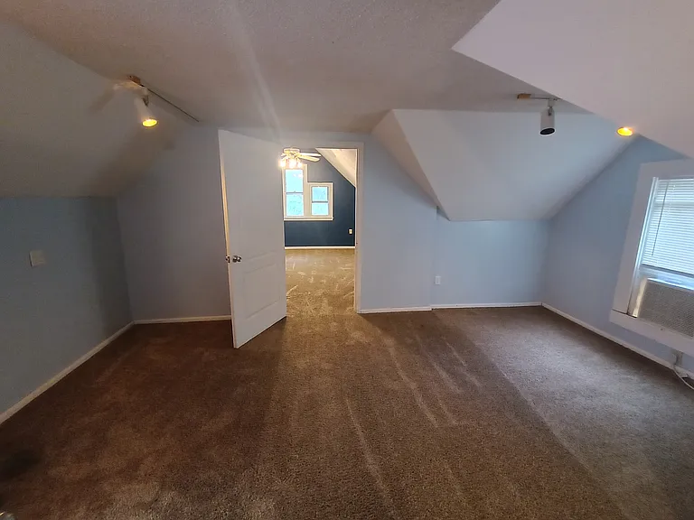 824 N Liberty St — Photo 16
