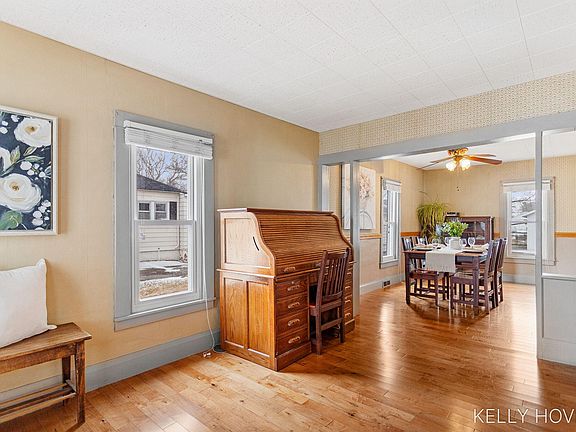 4th image of 609 W Maple St