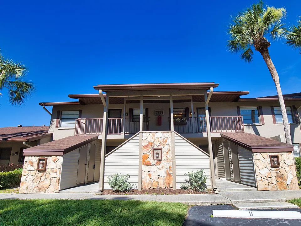 927 Capri Isles Blvd #8