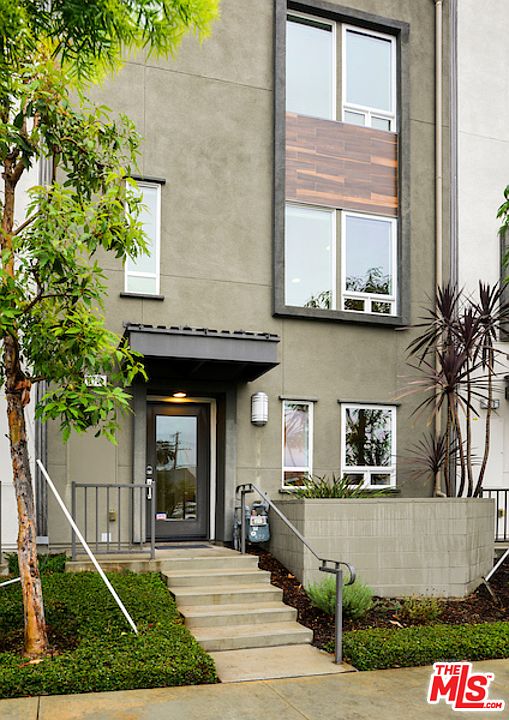 1st image of 672 N Gramercy Pl