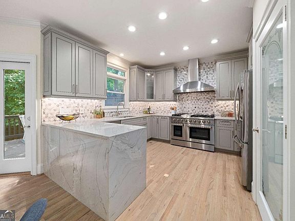 2nd image of 2599 Brookline Cir NE