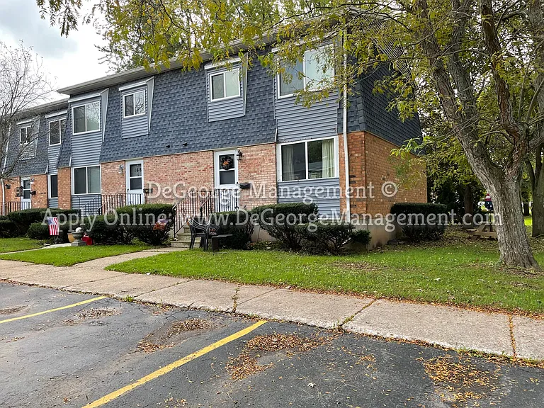 Woodside Court Apartments — Photo 5
