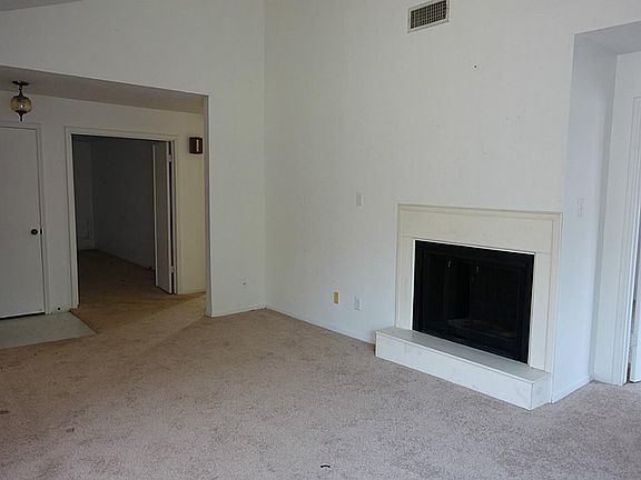 5th image of 818 Garden Walk Dr