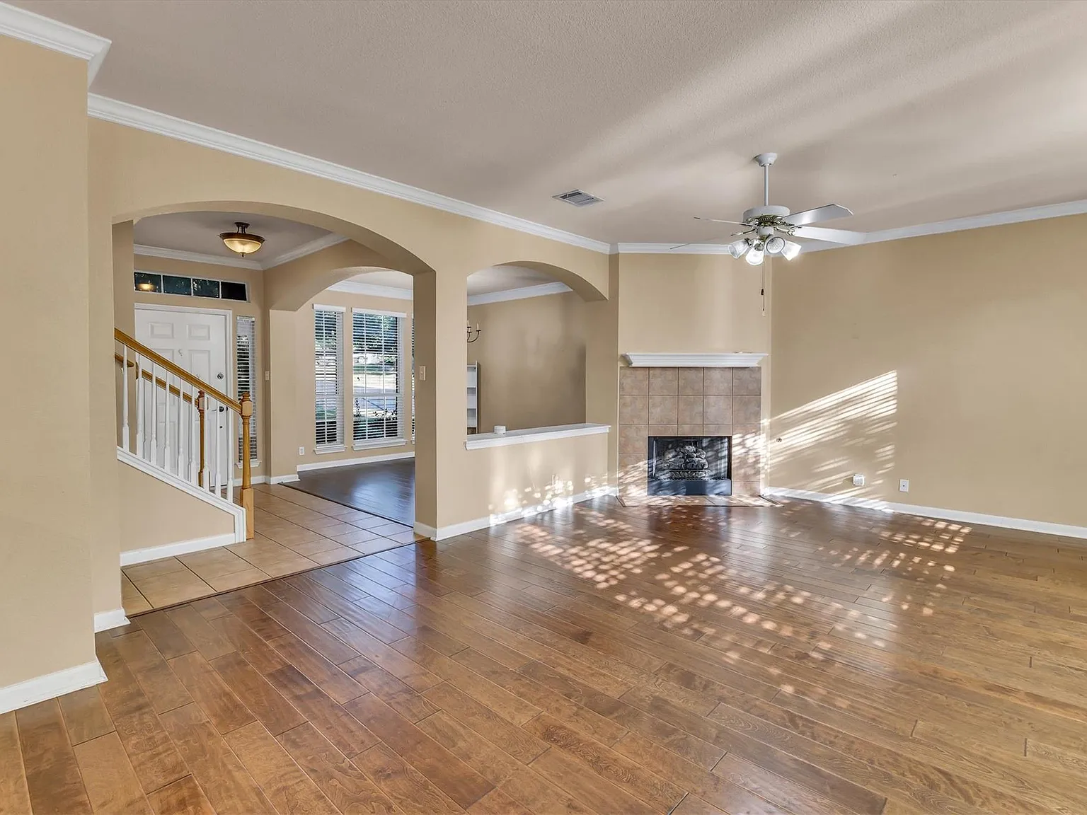 3 bed, 2.5 bath, 2344 sqft, $2,295 — Photo 4
