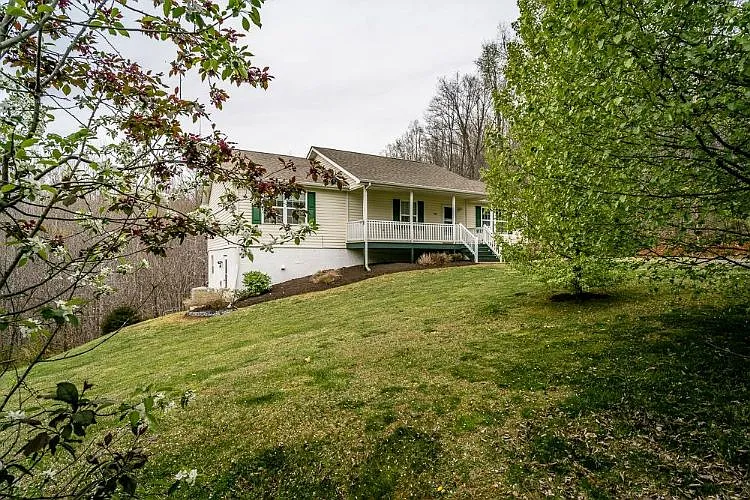 4350 Sharon Rd photo 1