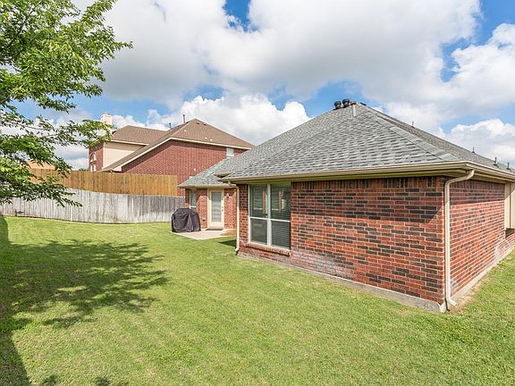 5th image of 2104 Sandhurst Dr