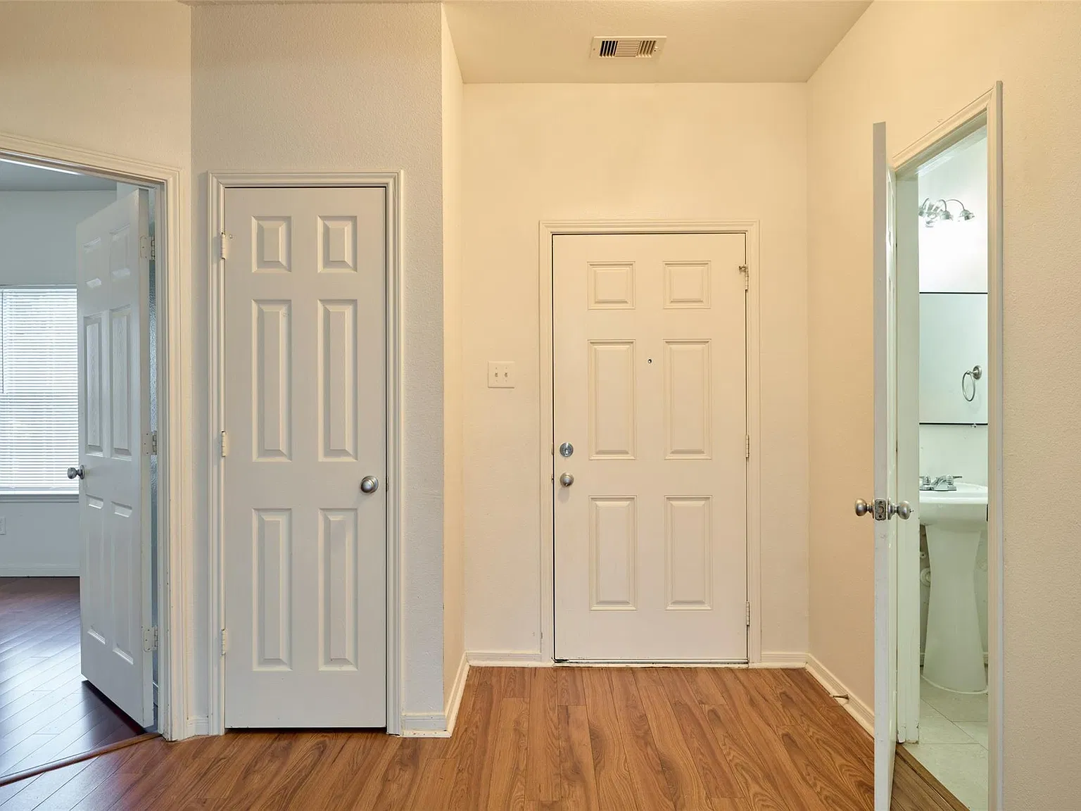4 bed, 2.5 bath, 1660 sqft, $2,200 — Photo 4