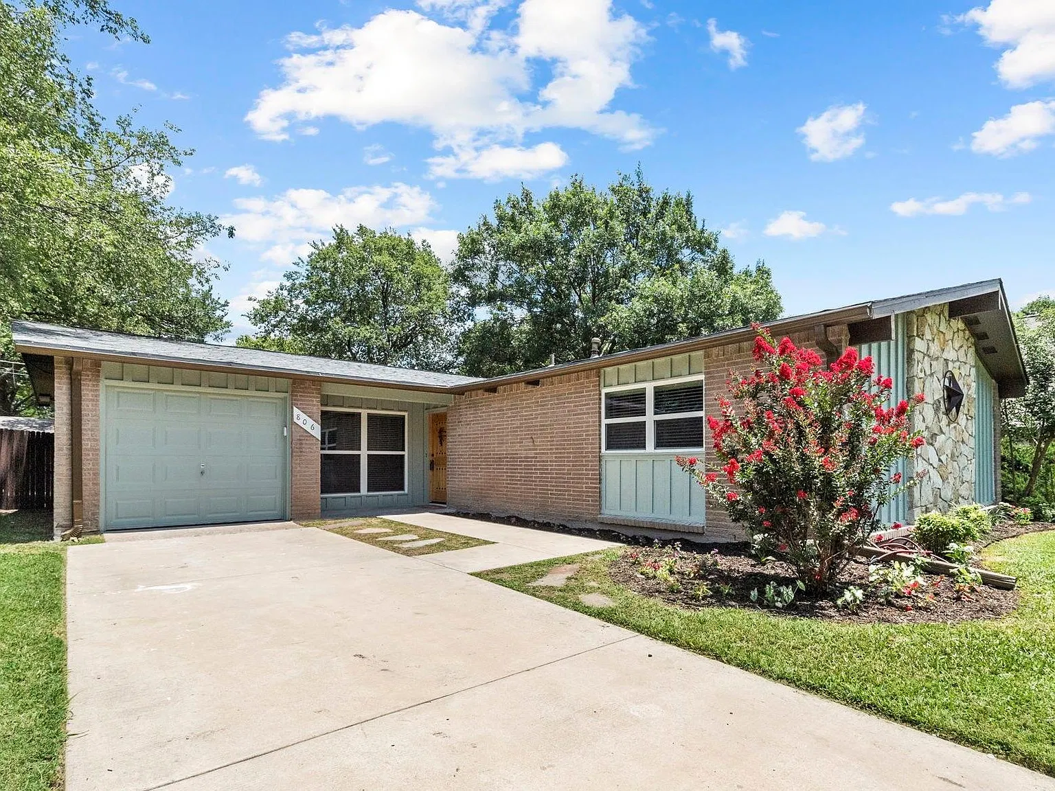 3 bed, 1414 sqft, $2,700 — Photo 1