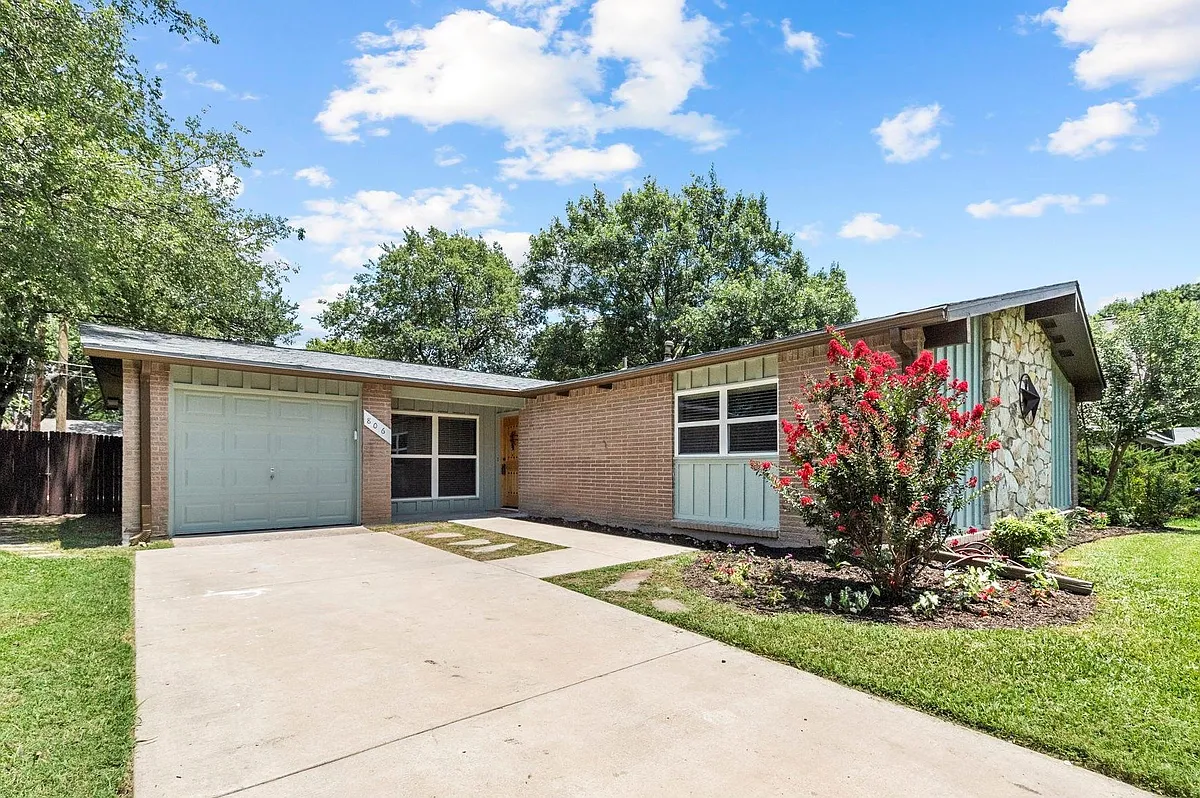 Garage is 20'x10' with driveway parking for 2 vehicles - 806 Greenhaven Dr