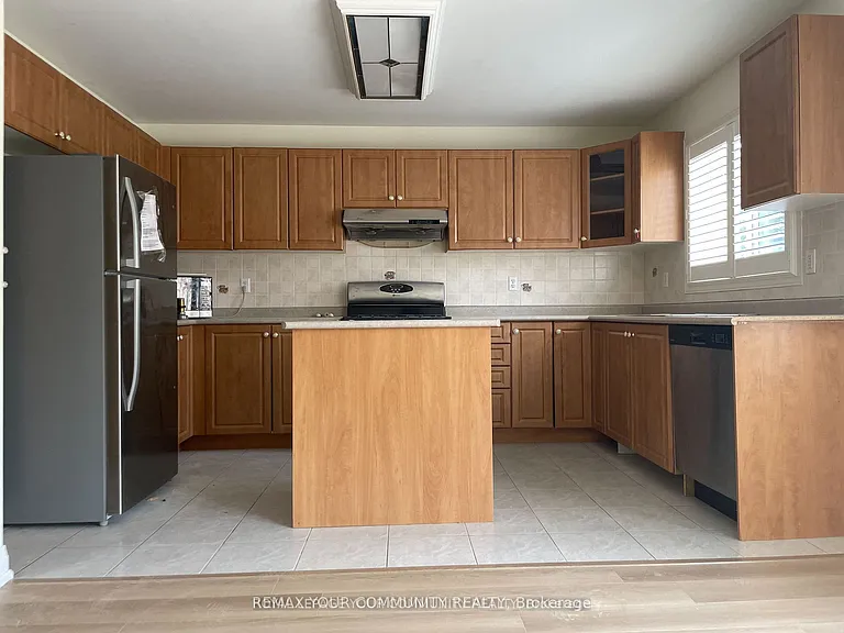 93 Starr Cres — Photo 3