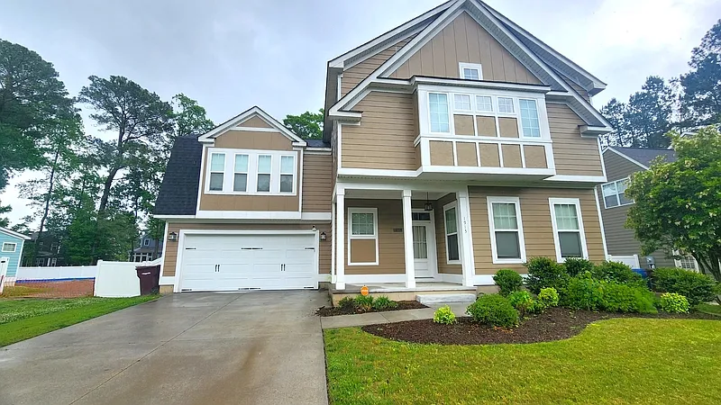 6 bed, 4.0 bath, 3000 sqft, $3,700 — Photo 2
