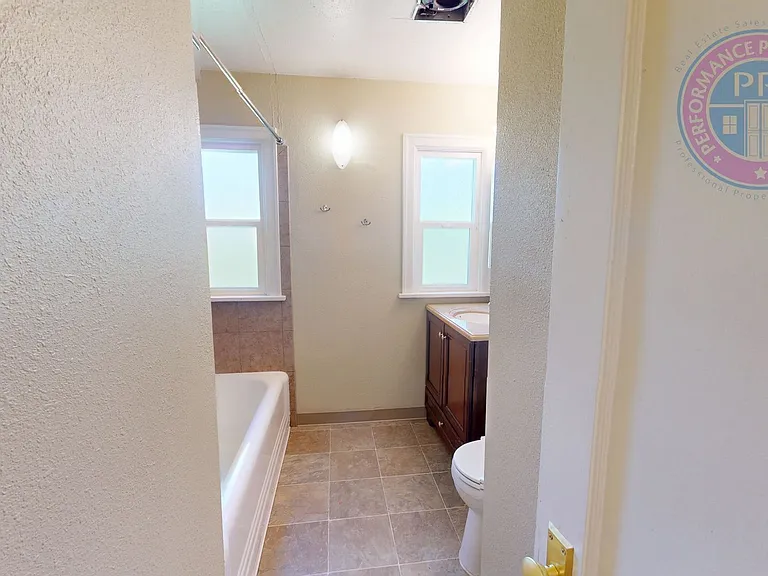 2605 NE 9th Ave — Photo 15