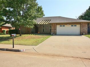 712 Woodlawn Dr, Yukon, OK 73099