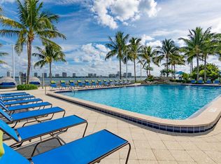 905 Lake Shore Dr, West Palm Beach, FL 33403