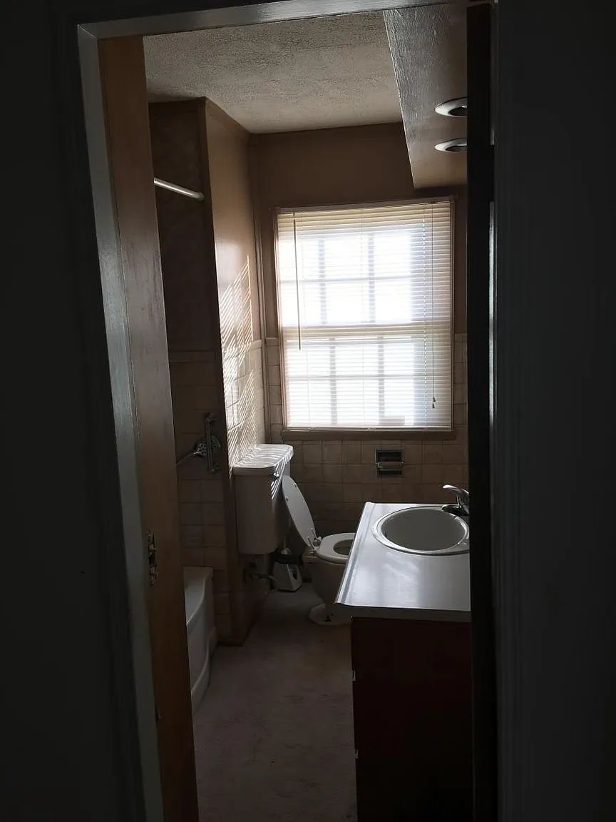 2911 Custer Ave photo 1