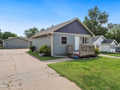 2325 E 40th Ct, Des Moines, IA, 50317