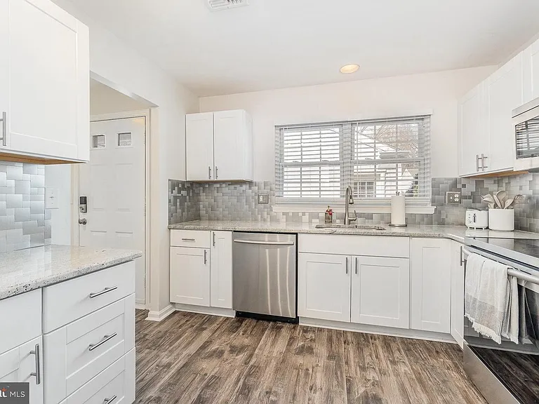 407 Cambridge Ct — Photo 4