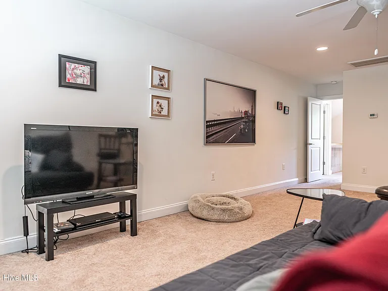 515 Clark St — Photo 43