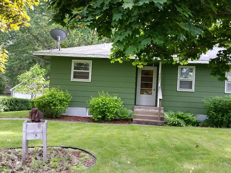 904 W River Rd — Photo 1