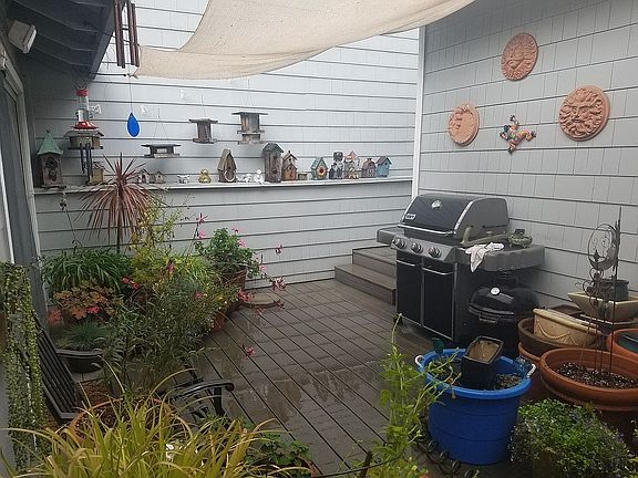 Private entrance patio